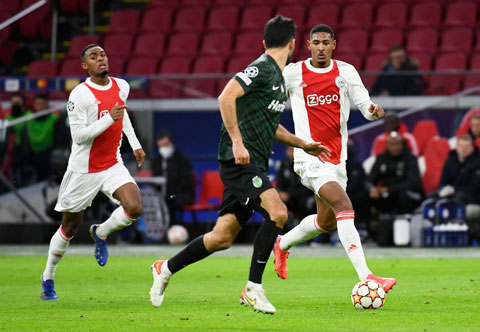 Haller liên tục làm khổ hàng thủ Sporting Lisbon trong trận Ajax đánh bại đối thủ này rạng sáng qua