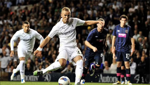 Cú đá penalty hỏng ăn của Harry Kane ở trận đá chính đầu tiên cho Tottenham cách đây 10 năm