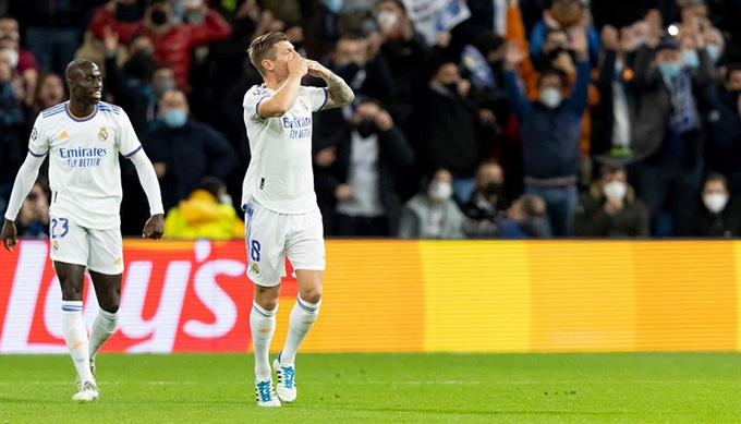 Kroos lập nên siêu chiến tích cho Real