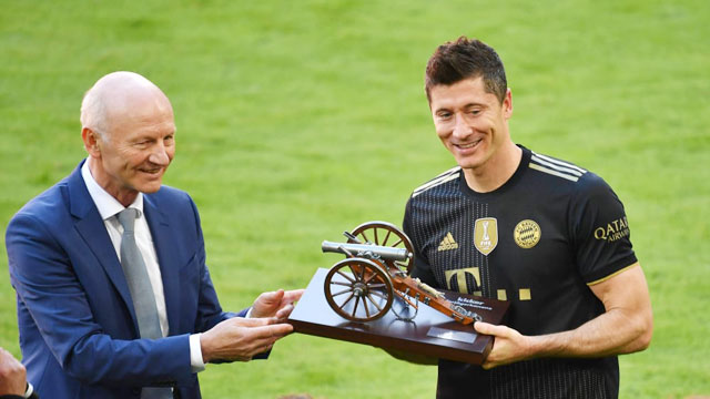 Trong những mùa gần đây, Lewandowski (phải) của Bayern là “khẩu thần công” vô đối ở Bundesliga