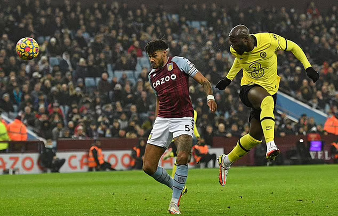 Lukaku đánh đầu ghi bàn cho Chelsea trước Aston Villa