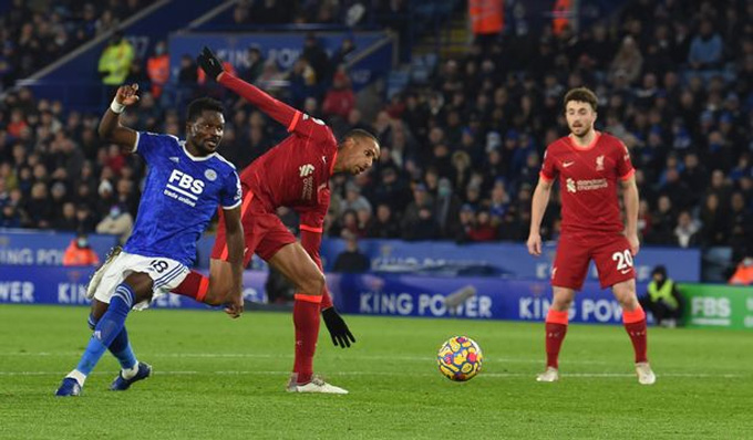 Matip gặp khó trước lối đá tốc độ của Leicester