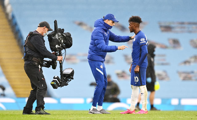 Hudson-Odoi (phải) bất ngờ tỏa sáng trong vai trò tiền vệ công