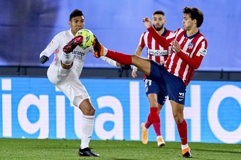 Atletico (phải) tuy đang kém Real tới 10 điểm, nhưng lại đá ít hơn 1 trận