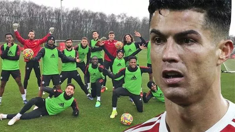 Ronaldo bị đồng đội trêu chọc sau khi để thua trong trận đấu tập