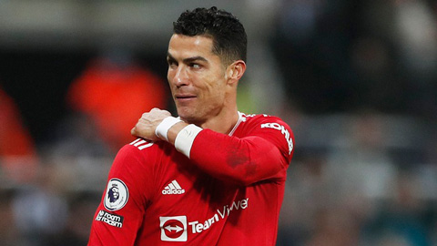 Ronaldo may mắn thoát thẻ đỏ, bị chế nhạo dứt điểm tệ lúc khởi động