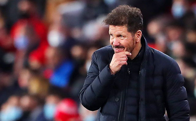 HLV Diego Simeone của Atletico buồn bã nhìn các học trò rời sân sau trận thua Granada