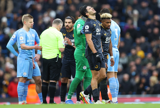 Raul Jimenez nhận thẻ đỏ ở phút bù giờ trận Man City vs Wolves