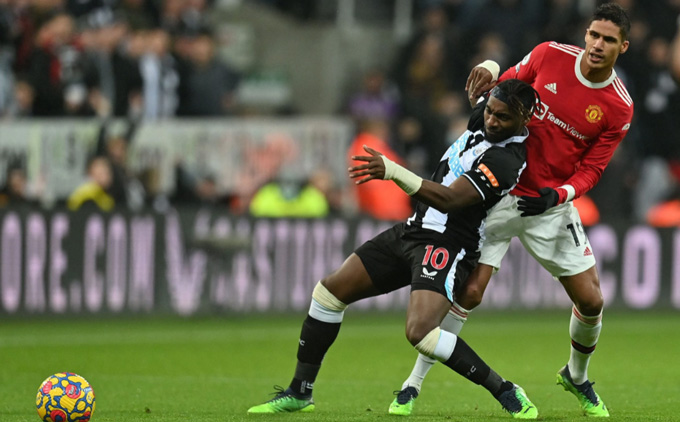 Varane mắc sai lâm để Saint-Maximin ghi bàn ngay phút thứ 7 trận Newcastle vs MU