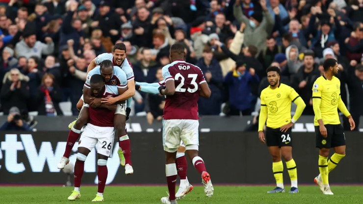 West Ham đã đánh bại Chelsea và giúp Man City bước lên ngôi đầu BXH lần đầu tiên ở mùa này