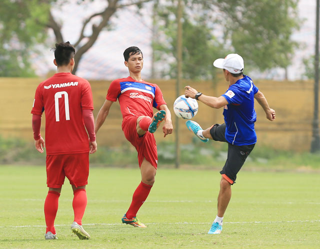 A Hoàng (giữa) trong màu áo ĐT Việt Nam hồi năm 2017 - Ảnh: PHAN TÙNG