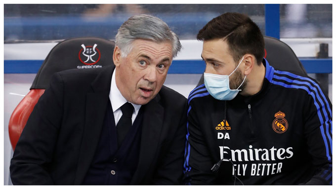 Ancelotti thường xuyên trao đổi với trợ lý Davide, cũng chính là con trai ông