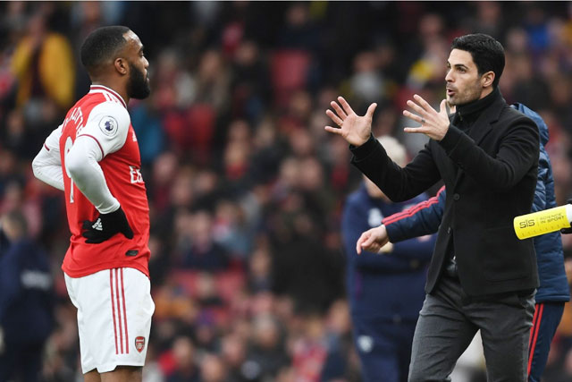 HLV Mikel Arteta cần phải tìm chân sút mới để thay thế lão tướng Lacazette