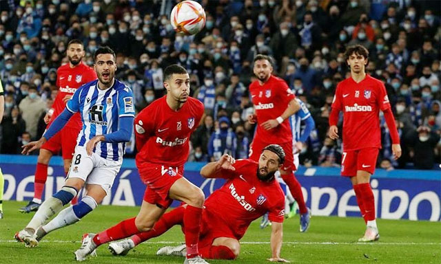 Atletico (áo đỏ) thua tâm phục khẩu phục trước Sociedad