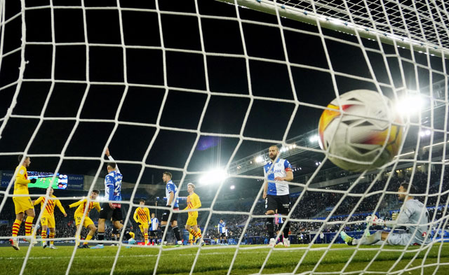 Alaves chỉ chịu thủng lưới trước Barca vào những phút cuối trận