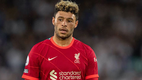 Vừa ghi bàn, Oxlade-Chamberlain đã chấn thương