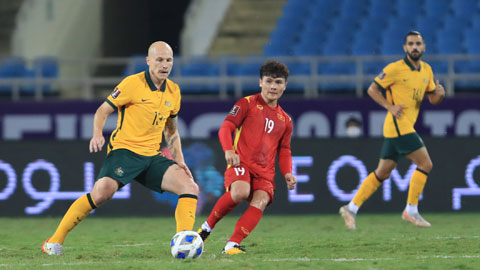 Aaron Mooy trong cuộc đối đầu với Quang Hải ở Mỹ Đình