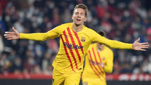 Barca 'quay xe' với Luuk de Jong