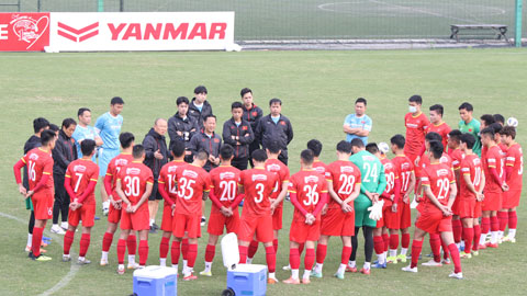 Thầy Park cẩn trọng dặn dò từng thành viên và cả tập thể đội trước ngày lên đường đi Úc