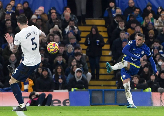 Ziyech lập siêu phẩm vào lưới Tottenham