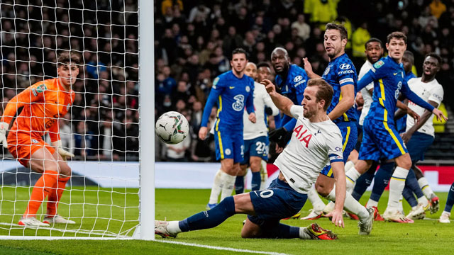 Harry Kane (áo sáng) tịt ngòi trong cả hai lượt trận gặp Chelsea tại bán kết Cúp Liên đoàn