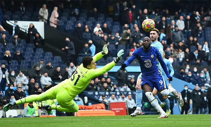 Cú sút của Lukaku không thắng được Ederson