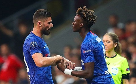 Giroud và Abraham từng là đồng đội của nhau ở Chelsea