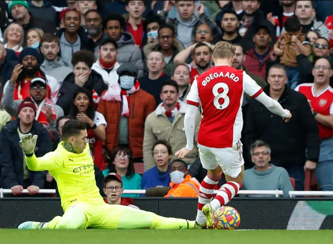 Tình huống Ederson ngăn cản Odegaard mà nhiều CĐV Arsenal cho rằng đã có lỗi