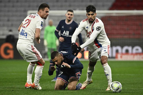 Kylian Mbappe (giữa) tỏ ra đơn độc trong vòng vây của các hậu vệ Lyon