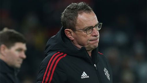 Rangnick bị các học trò đánh giá 'lỗi thời', phòng thay đồ MU thêm loạn