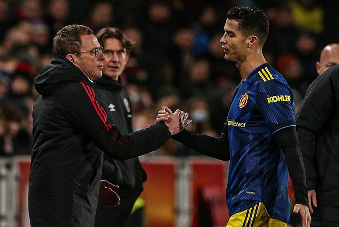 Ronaldo bực tức khi bị Rangnick thay ra ở trận Brentford vs MU