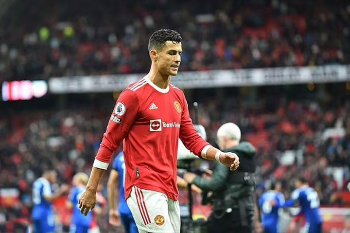 Ronaldo hầm hầm rời sân sau trận hòa Everton