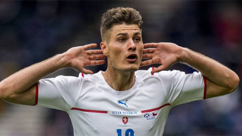 Schick tranh giải Puskas,  tranh giày vàng với Lewandowski