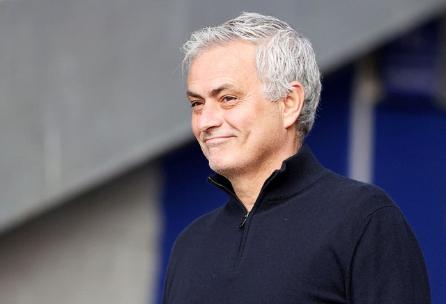 Mourinho (ảnh nhỏ) có thể an tâm với sự trở lại của hậu vệ Spinazzola