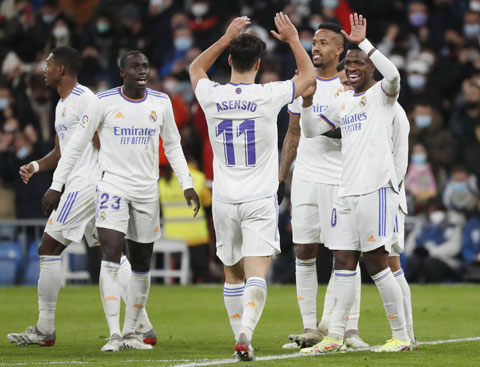 Vinicius (bìa phải) là tác giả bàn thắng nâng tỷ số lên 2-0 và 3-0 cho Real trước Valencia