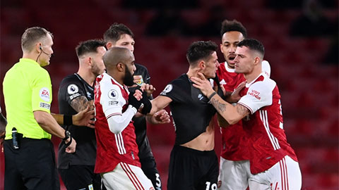 Cầu thủ Arsenal bị điều tra vì cố tình nhận thẻ vàng không đáng có