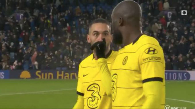 Ziyech và Lukaku tranh cãi với nhau ở trận gặp Brighton