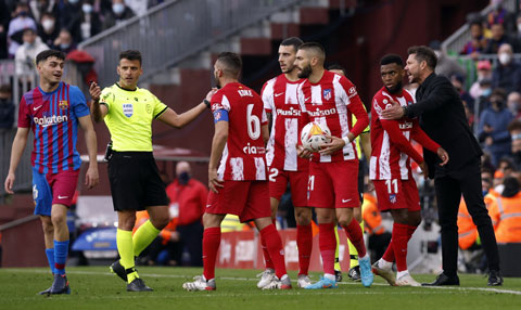 Bị Barca đánh bại 4-2 ở vòng 23 La Liga vừa qua là trận thua thứ 100 của Atletico dười thời Simeone