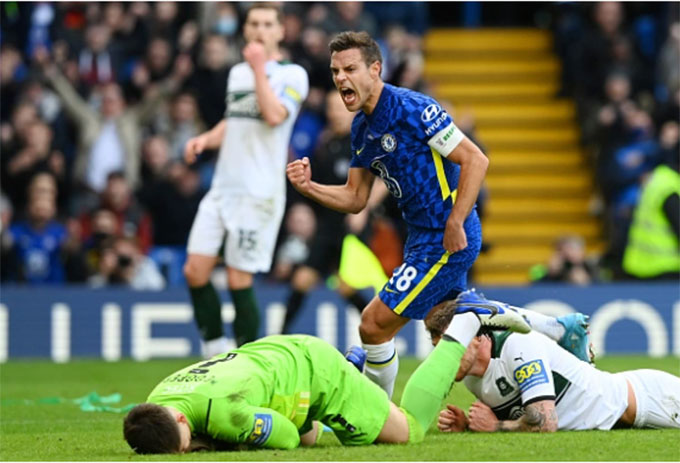 Azpilicueta gỡ hòa cho Chelsea