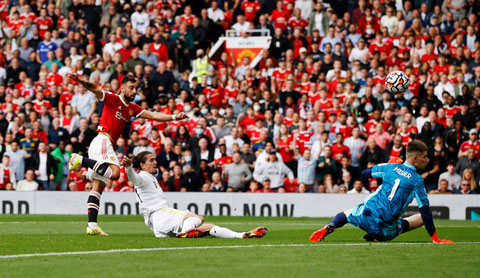 Bruno Fernandes (áo đỏ) đã lập hat-trick vào lưới Leeds trong trận lượt đi