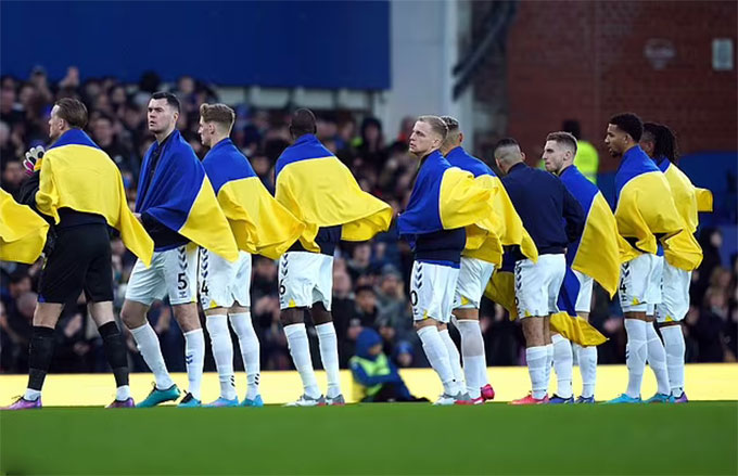 Các cầu thủ Everton đều mang cờ Ukraine khi ra sân