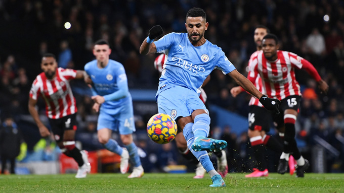 Mahrez mở tỷ số từ chấm 11 mét cho Man City