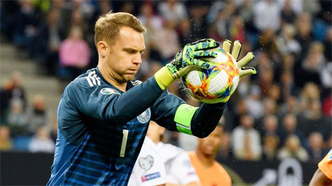 Trái bóng chỉ là con mồi của 'mãnh hổ' Manuel Neuer