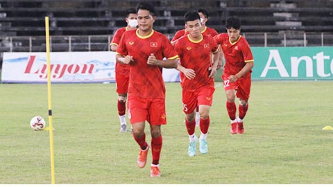 U23 Việt Nam làm quen với ánh đèn