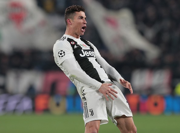 Khi ghi bàn trong màu áo Juventus, Ronaldo lại nhái cách ăn mừng của HLV Simeone để trêu tức đối phương