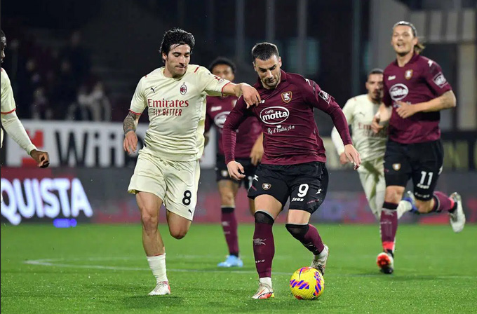 Milan bị đội bét bảng Salernitana cầm chân với tỷ số 2-2