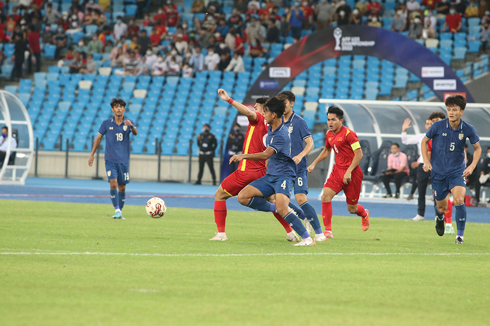 U23 Việt Nam thi đấu đầy quả cảm trước U23 Thái Lan - Ảnh: Phan Hồng