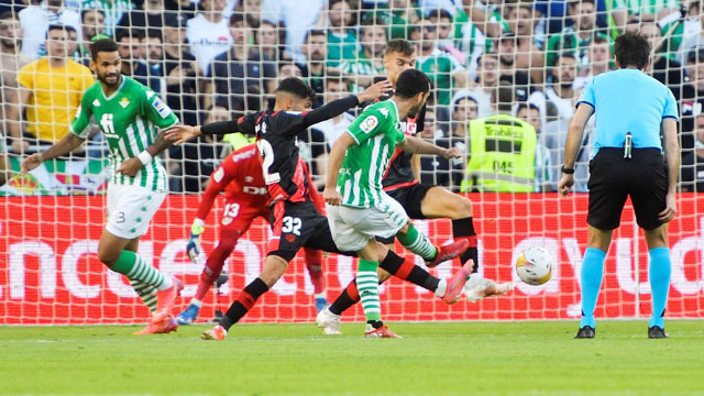 Betis (áo sọc) và Vallecano nhiều khả năng sẽ bất phân thắng bại