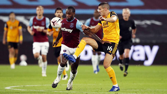 West Ham (trái) khó lòng bứt phá trước Wolves đang đạt phong độ cao