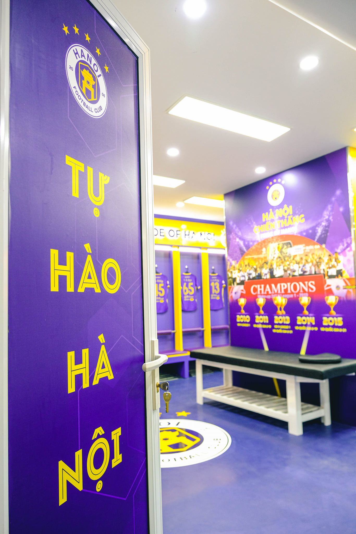 Cửa vào phòng thay đồ của Hà Nội FC - Ảnh: HNFC